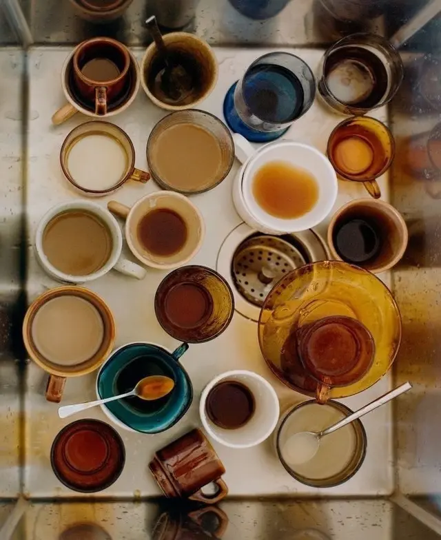 Des tasses colorées remplies de thé, vues du dessus